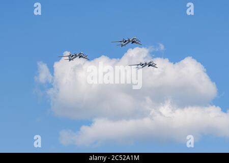 MOSKAU, RUSSLAND - JUN 2020: Sowjetischer und russischer Turboprop-strategischer Bomber TU-95MS (Bear), das schnellste Turboprop-Flugzeug der Welt bei der Parade zu Ehren Stockfoto