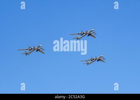 MOSKAU, RUSSLAND - JUN 2020: Sowjetischer und russischer Turboprop-strategischer Bomber TU-95MS (Bear), das schnellste Turboprop-Flugzeug der Welt bei der Parade zu Ehren Stockfoto