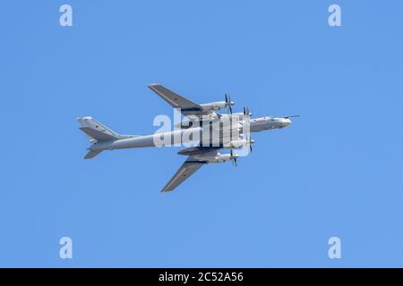 MOSKAU, RUSSLAND - JUN 2020: Sowjetischer und russischer Turboprop-strategischer Bomber TU-95MS (Bear), das schnellste Turboprop-Flugzeug der Welt bei der Parade zu Ehren Stockfoto