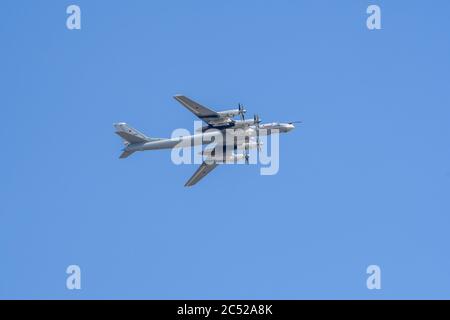 MOSKAU, RUSSLAND - JUN 2020: Sowjetischer und russischer Turboprop-strategischer Bomber TU-95MS (Bear), das schnellste Turboprop-Flugzeug der Welt bei der Parade zu Ehren Stockfoto