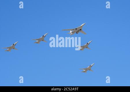 MOSKAU, RUSSLAND - JUN 2020: Russischer Überschallbomber mit variablem Sweep-Flügel TU-160 (Blackjack) und überschallter strategischer Langstreckenbombe Stockfoto