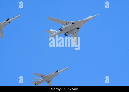 MOSKAU, RUSSLAND - 2020. JUN: Russischer Überschallbomber mit variablem Sweep-Flügel TU-160 (Blackjack) bei der Parade zu Ehren des 75. Rinns Stockfoto