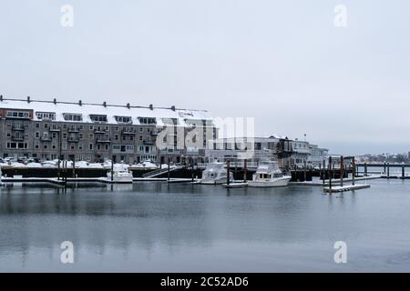 Wharf am Boston Hafen bedeckt mit Schnee während nebligen Wintertag. Stockfoto