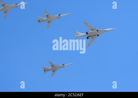 MOSKAU, RUSSLAND - JUN 2020: Russischer Überschallbomber mit variablem Sweep-Flügel TU-160 (Blackjack) und überschallter strategischer Langstreckenbombe Stockfoto