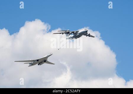MOSKAU, RUSSLAND - JUN 2020: Betankung von Flugzeugen und Überschallbomber TU-160 (Blackjack) bei der Parade zu Ehren des 75. Jahrestages der Stockfoto