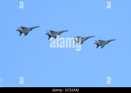 MOSKAU, RUSSLAND - 2020. JUNI: Die vierte Generation der russischen Mehrzweckkämpfer MiG-29 (Fulcrum) bei der Parade zu Ehren des 75. Jahrestages des vic Stockfoto