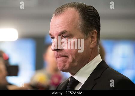 Clemens TÖNNIES tritt als Vorsitzender des Fußball-Bundesligavereins Schalke 04 zurück. Das berichtet die ARD-Sportmesse. Nach Corona Fallen in seinem Fleischgeschäft, Tönnies war schwer kritisiert worden. Clemens TÖNNIES, Präsident FC Schalke 04, gibt am 15. Februar 2019 im Rahmen eines Treffens in der Veltins Arena nach dem Trauerdienst Interviews, Medien, Interview, Halbportrait, Mimik, Trauerdienst für den verstorbenen Rudi Assauer in der Propsteikirche St. Urbanus in Gelsenkirchen-Buer. Ã‚Â weltweit Stockfoto