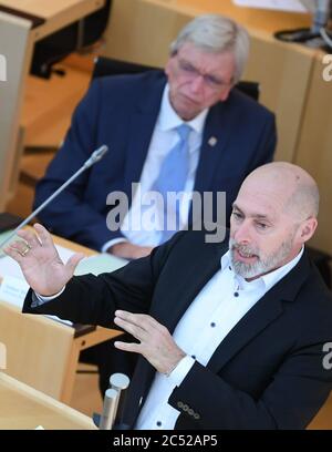 Wiesbaden, Deutschland. Juni 2020. Der Fraktionsvorsitzende René Rock (FDP, r) spricht während der Plenarsitzung des Hessischen landtags neben Volker Bouffier (CDU), Ministerpräsident des Landes Hessen. Quelle: Arne Dedert/dpa/Alamy Live News Stockfoto