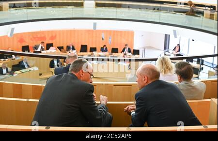 Wiesbaden, Deutschland. Juni 2020. Auf der Besuchertribüne sprechen sich der hessische Innenminister Peter Beuth (CDU, l) und der Generalsekretär der CDU Hessen, Manfred Pentz, während der Plenarsitzung des Hessischen landtags miteinander. Quelle: Arne Dedert/dpa/Alamy Live News Stockfoto