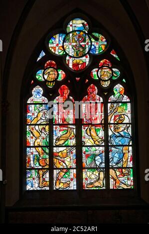 Köln, Deutschland. Juni 2020. Das Fenster, neu gestaltet vom Künstler Markus Lüpertz, zeigt den Heiligen 'Peter von Mailand'. In der romanischen Kirche St. Andreas in Köln entwarf Lüpertz elf Fenster. Von 2005 bis 2010 hatte Lüpertz bereits zwölf Fenster in der Basilika entworfen. Quelle: Henning Kaiser/dpa/Alamy Live News Stockfoto