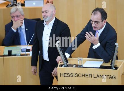 Wiesbaden, Deutschland. Juni 2020. René Rock (FDP, M), Fraktionsvorsitzender, übergibt den hessischen Ministerpräsidenten Volker Bouffier (CDU, l) und den hessischen Finanzminister Michael Boddenberg (CDU) während der Plenarsitzung des Hessischen parlaments. Quelle: Arne Dedert/dpa/Alamy Live News Stockfoto