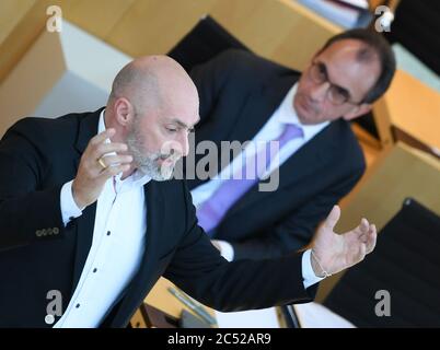 Wiesbaden, Deutschland. Juni 2020. René Rock (FDP, l), Fraktionsvorsitzender, spricht während der Plenarsitzung des Hessischen landtags neben dem hessischen Finanzminister Michael Boddenberg (CDU). Quelle: Arne Dedert/dpa/Alamy Live News Stockfoto