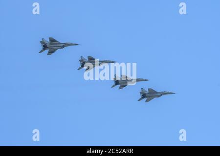 MOSKAU, RUSSLAND - 2020. JUNI: Die vierte Generation der russischen Mehrzweckkämpfer MiG-29 (Fulcrum) bei der Parade zu Ehren des 75. Jahrestages des vic Stockfoto