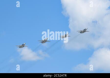 MOSKAU, RUSSLAND - 2020. JUN: Russischer taktischer Frontbomber mit variablem Sweep-Flügel Su-24 (Fencer) bei der Parade zu Ehren des 75. Jahrestages Stockfoto