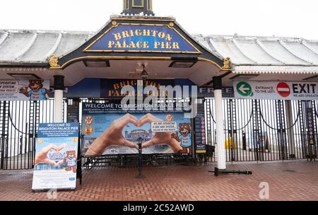 Brighton UK 30. Juni 2020 - Brighton Palace Pier an einem nassen und windigen Tag, der sich am Wochenende öffnet, im Vergleich zu dieser Zeit letzte Woche, als die Sommerhitze mit Temperaturen über 30 Grad begann : Credit Simon Dack / Alamy Live News Stockfoto