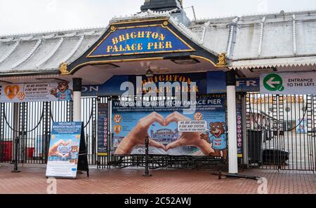 Brighton UK 30. Juni 2020 - Brighton Palace Pier an einem nassen und windigen Tag, der sich am Wochenende öffnet, im Vergleich zu dieser Zeit letzte Woche, als die Sommerhitze mit Temperaturen über 30 Grad begann : Credit Simon Dack / Alamy Live News Stockfoto