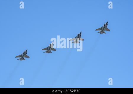 MOSKAU, RUSSLAND - 2020. JUN: MiG-31 (Foxhound) Russischer Doppel-Überschalljäger-Abfangjäger in großer Höhe auf der Parade in hono Stockfoto