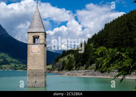 Campanile di Curon Vinschgau oder der Glockenturm von Alt-Graun, Italien. Reschensee, Uhr. Stockfoto