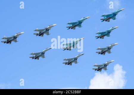 MOSKAU, RUSSLAND - 2020. JUN: Russischer multifunktionaler Überschallbomber Su-34 (Fullback) bei der Parade zum 75. Jahrestag der VI Stockfoto