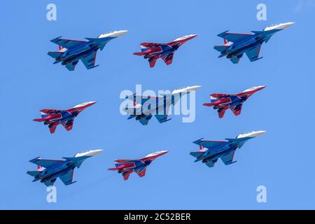 MOSKAU, RUSSLAND - JUN 2020: Su-30SM (Russian Knights Aerobatic Team) und MiG-29 (Swifts Aerobatic Team) bei der Parade zu Ehren des 75. Jahrestages Stockfoto