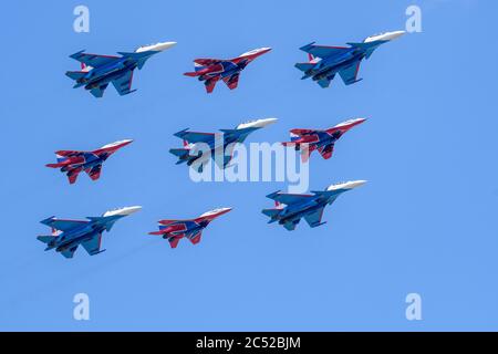 MOSKAU, RUSSLAND - JUN 2020: Su-30SM (Russian Knights Aerobatic Team) und MiG-29 (Swifts Aerobatic Team) bei der Parade zu Ehren des 75. Jahrestages Stockfoto