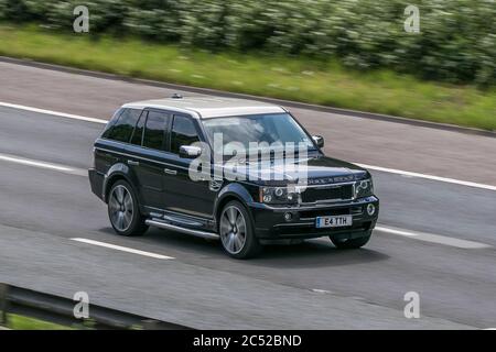 2006 Black Land Rover RangeRover SPT TDV6 HSE A Fahren auf der Autobahn M6 bei Preston in Lancashire, Großbritannien Stockfoto