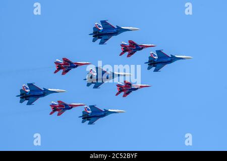 MOSKAU, RUSSLAND - JUN 2020: Su-30SM (Russian Knights Aerobatic Team) und MiG-29 (Swifts Aerobatic Team) bei der Parade zu Ehren des 75. Jahrestages Stockfoto