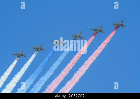 MOSKAU, RUSSLAND - JUN 2020: Russische Angriffsflugzeuge, Su-25 (Frogfoot) gepanzerte Unterschall-Militärflugzeuge bei der Parade zu Ehren des 75. Jahrestages Stockfoto