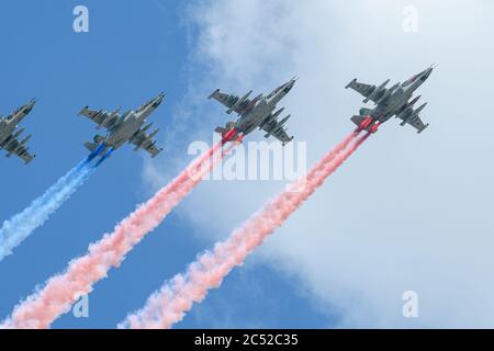 MOSKAU, RUSSLAND - JUN 2020: Russische Angriffsflugzeuge, Su-25 (Frogfoot) gepanzerte Unterschall-Militärflugzeuge bei der Parade zu Ehren des 75. Jahrestages Stockfoto
