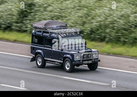 Land Rover Defender 110 County Td5 4x4 Blue LCV Diesel Fahren auf der Autobahn M6 in der Nähe von Preston in Lancashire, Großbritannien Stockfoto