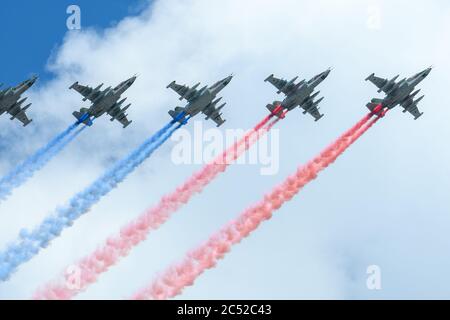 MOSKAU, RUSSLAND - JUN 2020: Russische Angriffsflugzeuge, Su-25 (Frogfoot) gepanzerte Unterschall-Militärflugzeuge bei der Parade zu Ehren des 75. Jahrestages Stockfoto