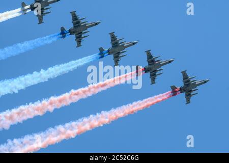 MOSKAU, RUSSLAND - JUN 2020: Russische Angriffsflugzeuge, Su-25 (Frogfoot) gepanzerte Unterschall-Militärflugzeuge bei der Parade zu Ehren des 75. Jahrestages Stockfoto