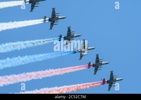 MOSKAU, RUSSLAND - JUN 2020: Russische Angriffsflugzeuge, Su-25 (Frogfoot) gepanzerte Unterschall-Militärflugzeuge bei der Parade zu Ehren des 75. Jahrestages Stockfoto