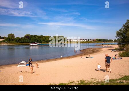 Rheinufer im Bezirk Niehl, Köln, Deutschland. Rheinufer in Köln-Niehl, Köln, Deutschland. Stockfoto