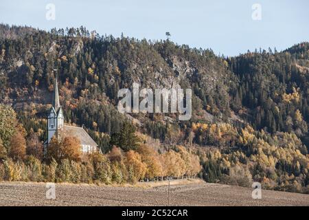 Traditionelle norwegische Lutherische Kirche in kleinen Dorf, Herbstlandschaft Stockfoto