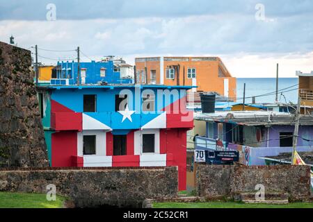 Flagge von Puerto Rico auf einem alten Gebäude in La Perla Nachbarschaft von San Juan gemalt. Stockfoto