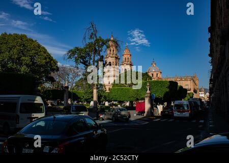 MORELIA, MEXIKO - 06. März 2020: Foto der Kathedrale von Morelia an einem blauen sonnigen Tag Stockfoto