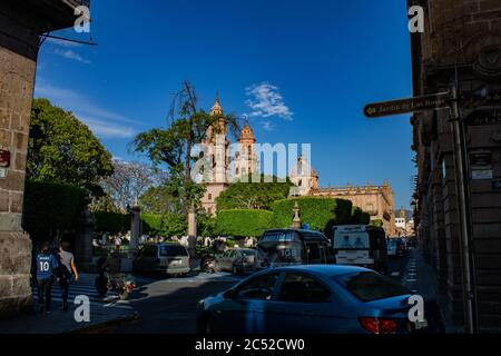 MORELIA, MEXIKO - 06. März 2020: Foto der Kathedrale von Morelia an einem blauen sonnigen Tag Stockfoto