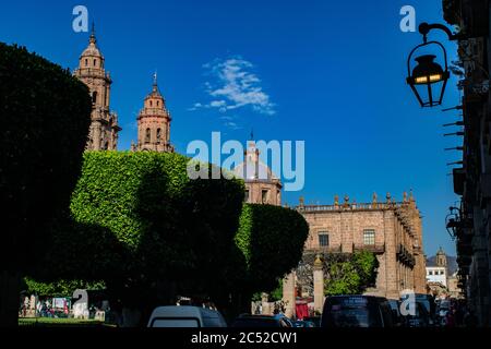 MORELIA, MEXIKO - 06. März 2020: Foto der Kathedrale von Morelia an einem blauen sonnigen Tag Stockfoto