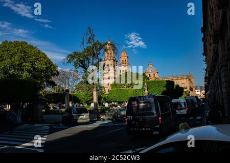 MORELIA, MEXIKO - 06. März 2020: Foto der Kathedrale von Morelia an einem blauen sonnigen Tag Stockfoto