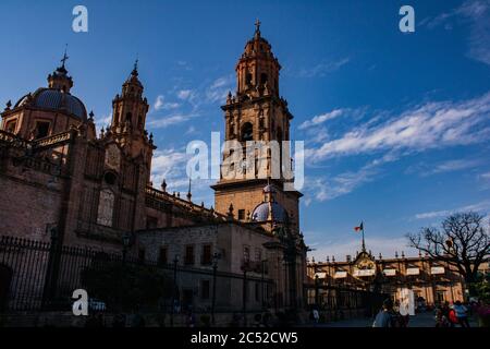 MORELIA, MEXIKO - 06. März 2020: Foto der Kathedrale von Morelia an einem blauen sonnigen Tag Stockfoto