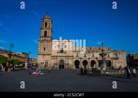 MORELIA, MEXIKO - 06. März 2020: Foto der Kathedrale von Morelia an einem blauen sonnigen Tag Stockfoto