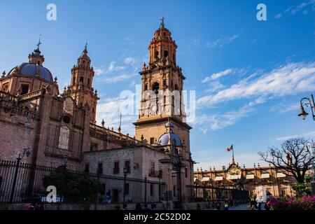 MORELIA, MEXIKO - 06. März 2020: Foto der Kathedrale von Morelia an einem blauen sonnigen Tag Stockfoto