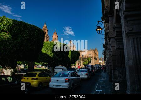 MORELIA, MEXIKO - 06. März 2020: Foto der Kathedrale von Morelia an einem blauen sonnigen Tag Stockfoto