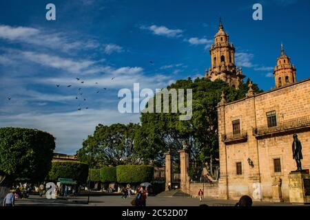 MORELIA, MEXIKO - 06. März 2020: Foto der Kathedrale von Morelia an einem blauen sonnigen Tag Stockfoto