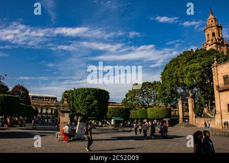 MORELIA, MEXIKO - 06. März 2020: Foto der Kathedrale von Morelia an einem blauen sonnigen Tag Stockfoto