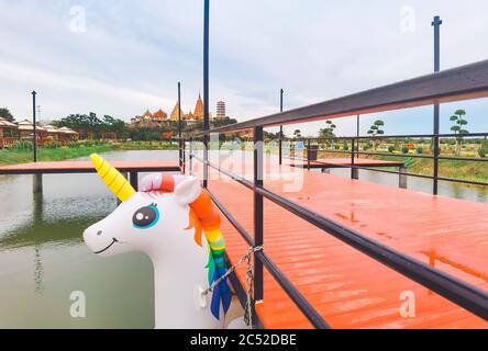 KANCHANABURI THAILAND - JUNI 26: Ein schöner Blick auf das Café und das neu geschaffene Essen mit dem berühmten Wat Tham Sua Tempel im Hintergrund bei Ana Stockfoto