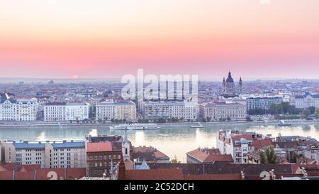 Panorama-Stadtbild der Basilika St. Stephan an der Donau. Farbenfroher Sonnenaufgang in Budapest, Ungarn Stockfoto