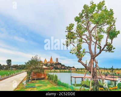 KANCHANABURI THAILAND - JUNI 26: Ein schöner Blick auf das Café und das neu geschaffene Essen mit dem berühmten Wat Tham Sua Tempel im Hintergrund bei Ana Stockfoto