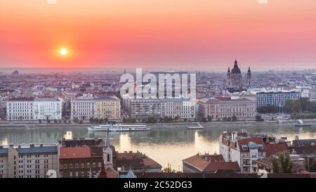 Panorama-Stadtbild der Basilika St. Stephan an der Donau. Farbenfroher Sonnenaufgang in Budapest, Ungarn Stockfoto